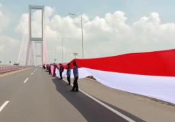 Khofifah : Bentangkan Kain Merah Putih Wujud Penguatan Karakter Kepahlawanan