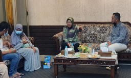 Bupati Gresik Dampingi Mensos Serahkan Bantuan ke Bocah Nazril