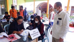 Satgas BUMN Salurkan Bantuan ke Korban Banjir Kalibaru, Banyuwangi