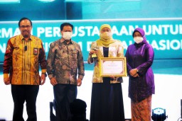 Gubernur Khofifah Terima Penghargaan Nugra Jasa Dharma Pustaloka dari Perpusnas RI
