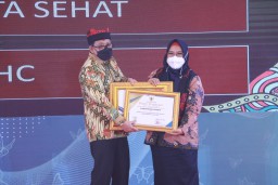 Komitmen Pemkab Gresik Tingkatkan Kesehatan Masyarakat Diganjar Penghargaan Dari Pemprov Jatim