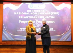 Khofifah Dinobatkan Sebagai Tokoh Inisiator Komite Komunikasi Digital Pertama di Indonesia Oleh ISKI