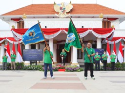 Khofifah Lepas 109 Wartawan Atlet Porwanas, Optimis Kontingen Jatim Juara Umum