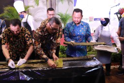 Pepes 9.500 Ekor Bandeng Sepanjang 1,4 KM Pecahkan Rekor MURI