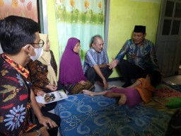 Wabup Sidoarjo Sambangi Penderita Celebral Palsy
