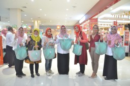 Wabup Gresik Kampanye Diet Plastik di Icon Mall