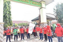 Istri Wabup H. Subandi Berangkatkan Jalan Sehat HUT PGRI