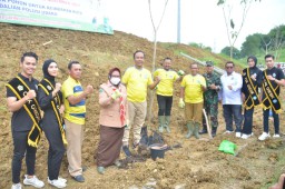 Bupati dan Wabup Gresik Tanam 1.100 Bibit Pohon di Area Stadion Gejos