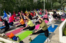 Yoga di Apartemen Icon Gresik, Lihat Keseruanya