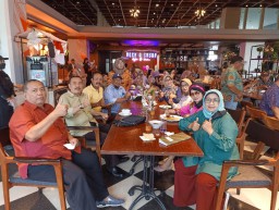 Hari Pahlawan, Luminor Jemursari Ajak Veteran Kulineran Quick Lunch