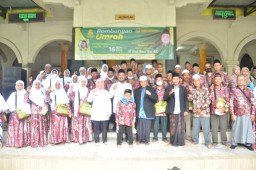 Bupati Gresik Lepas 48 Jamaah Umrah Annuriyah Benjeng
