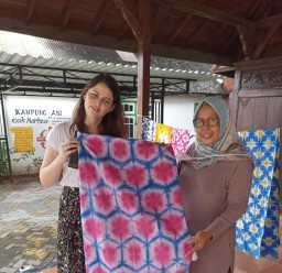 Mahasiswa Bule Tertarik dengan Batik Perajin Surabaya