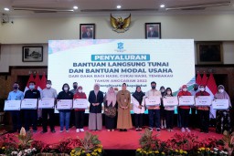 Buruh Pabrik Rokok dan Warga Miskin Surabaya Terima BLT DBHCT