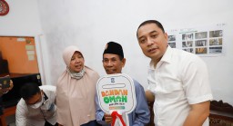 Wali Kota Eri Cahyadi Serahkan 8 Kunci Rutilahu ke Warga Surabaya