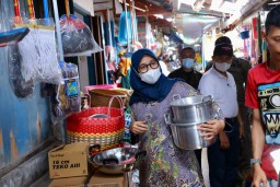 Bupati Ipuk Gerakkan Belanja ke Pasar Bantu Warga Terdampak Banjir