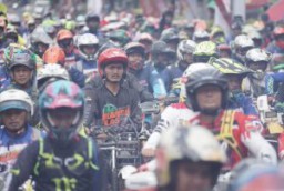 Ribuan Rider Trabas Jalanan Kota Batu di KWB Super Adventure
