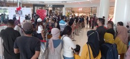 Antre Mulai Subuh, Warga Gresik Serbu Icon Mall Berburu Produk H & M