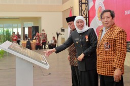 Khofifah Terima Penghargaan dan Pin 9 Windu Kemerdekaan RI dari DHD PK 45