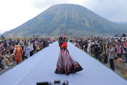 Khofifah Apresiasi Peragaan Busana East Java Harmony di Lautan Pasir Bromo