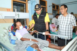 Bupati Lamongan Kunjungi Riyanto, Penjaga Perlintasan KA Yang Selamatkan Pemotor