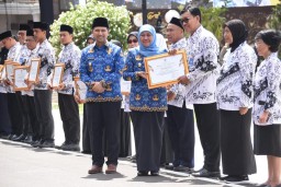 Gubernur Khofifah Minta ASN dan Guru di Jatim Bekerja Profesional dan Imparsial dalam Layani Masyarakat