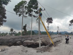 Kembali Terang, Warga Semeru Akui Kesigapan PLN Pulihkan Kelistrikan Lumajang