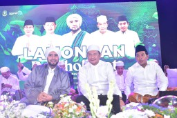 Ribuan Syekermania dan Pak Yes Lantunkan Salawat Bersama Habib Syechdi Alun-alun Lamongan