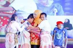 Hadiri Acara HDI, Khofifah Disambut Suka Cita Penyandang Disabilitas