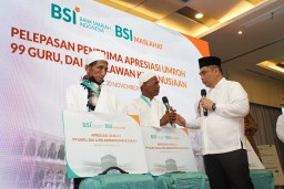 Bank BSI Umrahkan 120 Guru dan Relawan Kesehatan