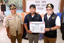 Dampingi Kepala BNPB dan Pj Gubernur Jatim Tinjau Korban Bencana Gempa, Bupati Gresik Pastikan Penanganan Darurat Gempa Berjalan Baik