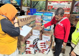 PLN Salurkan Bantuan untuk Korban Terdampak Gempa di Bawean