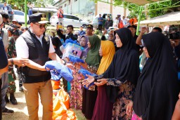 Pj. Gubernur Adhy Pastikan Bantuan Logistik Korban Gempa di Bawean