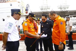 Lepas Bantuan Pemprov Jatim ke Pulau Bawean, Pj. Gubernur Adhy Pastikan Kebutuhan Dasar Terpenuhi dan Masyarakat Terlindungi