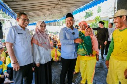 Raih Adipura Bupati Gresik Berikan Tali Asih Kepada Petugas Kebersihan dan Pertamanan DLH