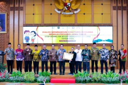 Kejar Target 100% Warga Jatim Stop Buang Air Besar Sembarangan di Tahun 2024, Pj. Gubernur Adhy Ajak Delapan Pemkab/Kota Tandatangani Komitmen Bersama