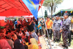 TNI AL Gelar Bakti Sosial untuk Warga Bawean, Pj. Gubernur Adhy Pastikan Pemenuhan Kebutuhan Dasar dan Perbaikan Infrastruktur Jadi Prioritas