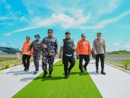 Bupati Gresik Bersama Kasal Salurkan Ribuan Bantuan Pasca Gempa Bawean