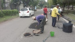 Jalan Berlubang Ruas Lingkar Timur dan Brigjen Katamso Waru Mulai Diperbaiki Dinas PU Bina Marga Sidoarjo
