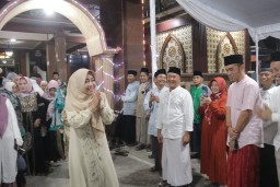 Pemkab Mojokerto Serahkan Hibah 100 Juta Rupiah untuk Masjid