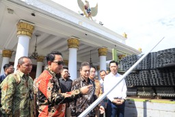 Terima Bantuan Baja Ringan dari PT. Kepuh Kencana Arum, Pj. Gubernur Adhy Segera Salurkan ke Masyarakat Terdampak Gempa Bumi di Pulau Bawean