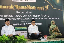 Safari Ramadhan di Kabupaten Blitar, Pj. Gubernur Adhy Salurkan Santunan 1.000 Anak Yatim Piatu, Zakat Produktif Hingga Gelar Pasar Murah