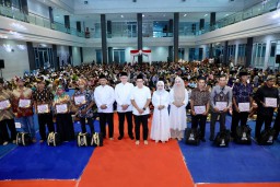 Safari Ramadhan di Kab. Kediri, Pj. Gubernur Adhy Serahkan Santunan 1.000 Anak Yatim