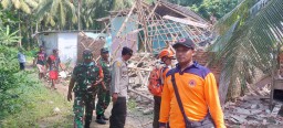 Polres Gresik dan Kodim 0817 Bantu Warga Terdampak Gempa di Bawean