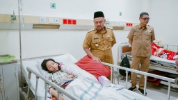 Bupati Yani Kirim Bantuan Dan Sambangi Korban Gempa Bawean