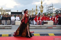 Peragaan Busana Kartini di Catwalk Sepanjang 1 Km, Pemkot Madiun Pecahkan Rekor MURI