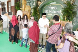 Pj Gubernur Jatim Open House Idul Fitri 1445 H Bersama Ribuan Masyarakat di Grahadi