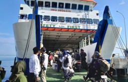 Tiga ribu lebih warga Madura menyeberang ke Situbondo usai Lebaran