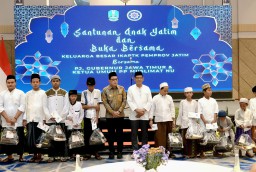 Apresiasi Santunan Anak Yatim IKAPTK Jatim, Pj. Gubernur Adhy Harap Kepedulian ini Jadi Contoh bagi ASN Lainnya