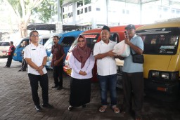 Bupati dan Wakil Bupati Gresik Bagikan Ratusan Paket Sembako Untuk Sopir Angkutan Umum