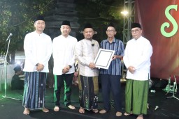 Tradisi Malem Selawe, Bupati Gresik Sebut Selain Sisi Spiritual dan Sarana Dakwah Juga Membangkitkan UMKM
